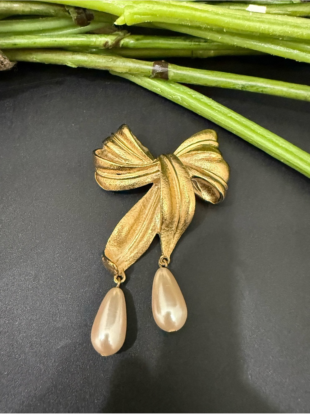 Unsigned Vintage MCM Textured Gold-tone Bow Double Faux Pearl Drop Dangle Brooch